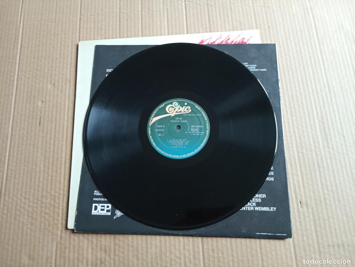 Discos de vinilo: UB40 - PRESENT ARMS LP 1981 EDICION ESPA&Ntilde;OLA - Foto 2