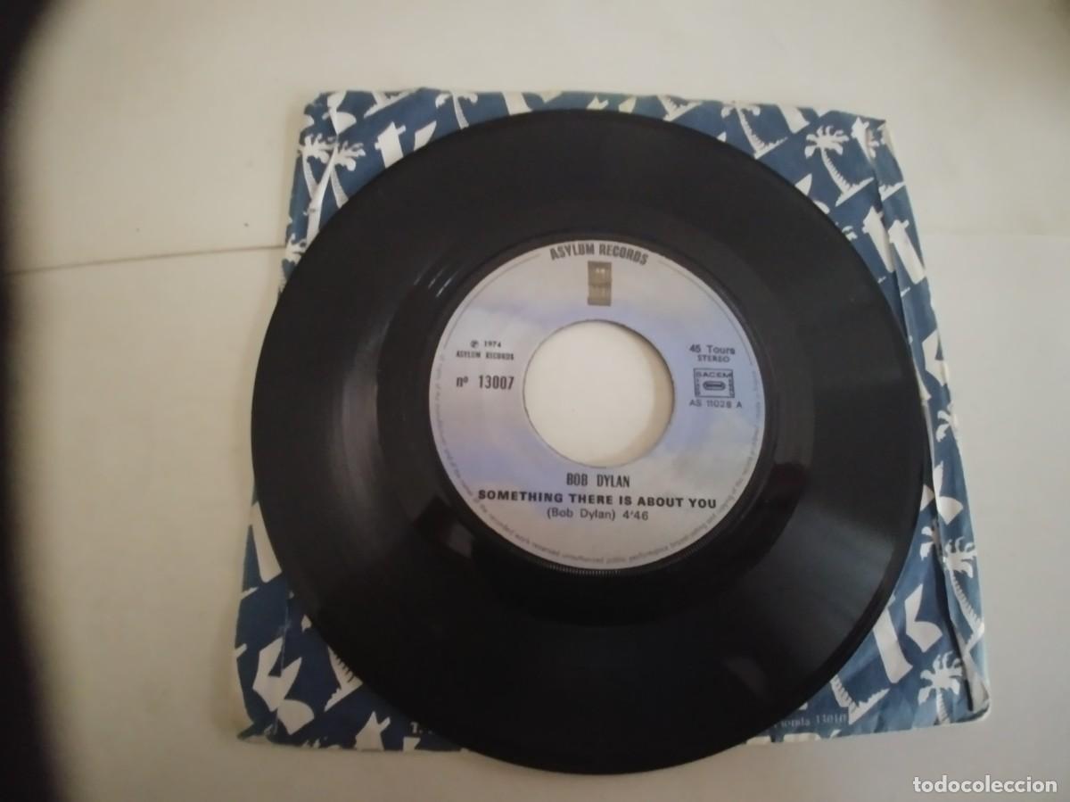 Discos de vinilo: BOB DYLAN-SINGLE SOMETHING THERE IS ABOUT YOU-SIN FUNDA - Foto 2