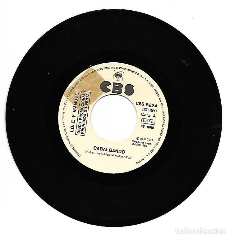 Discos de vinilo: LOLE Y MANUEL - CABALGANDO / TANGOS DEL ALMENDRO - CBS 1980 - Foto 2