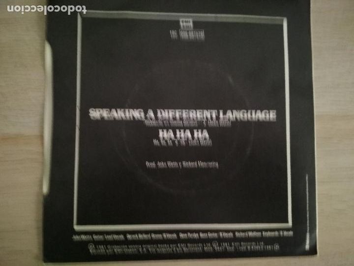 Discos de vinilo: John Watts &lrm;&ndash; Speaking A Different Language 1981 ed espa&ntilde;ola, promocional - Foto 3