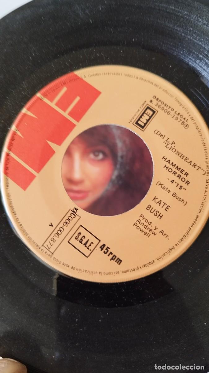 Discos de vinilo: Kate Bush Hammer Horror.Vinilo single - Foto 3