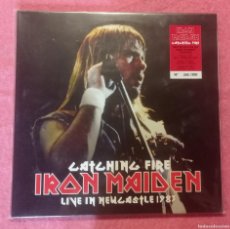 Discos de vinilo: 2 LP IRON MAIDEN - CATCHING FIRE - LIVE IN NEW CASTLE 1983 - VINILO COLOR - COMO NUEVO