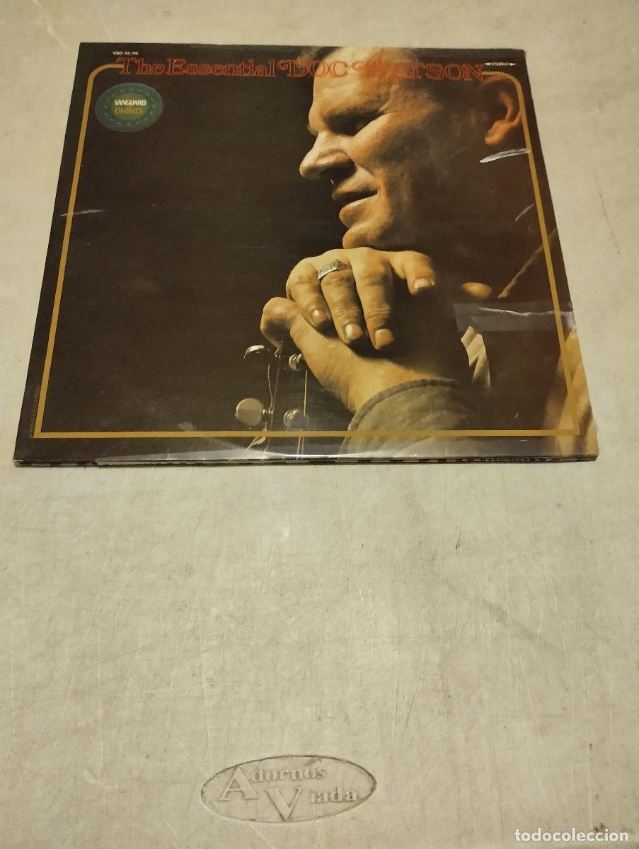 Discos de vinilo: Doc Watson Doble LP The Essential Doc Watson Fr. Portada abierta - Foto 1