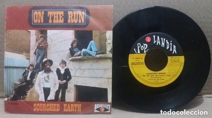 Discos de vinilo: SCORCHED EARTH / ON THE RUN / SINGLE 7 PULGADAS - Foto 1