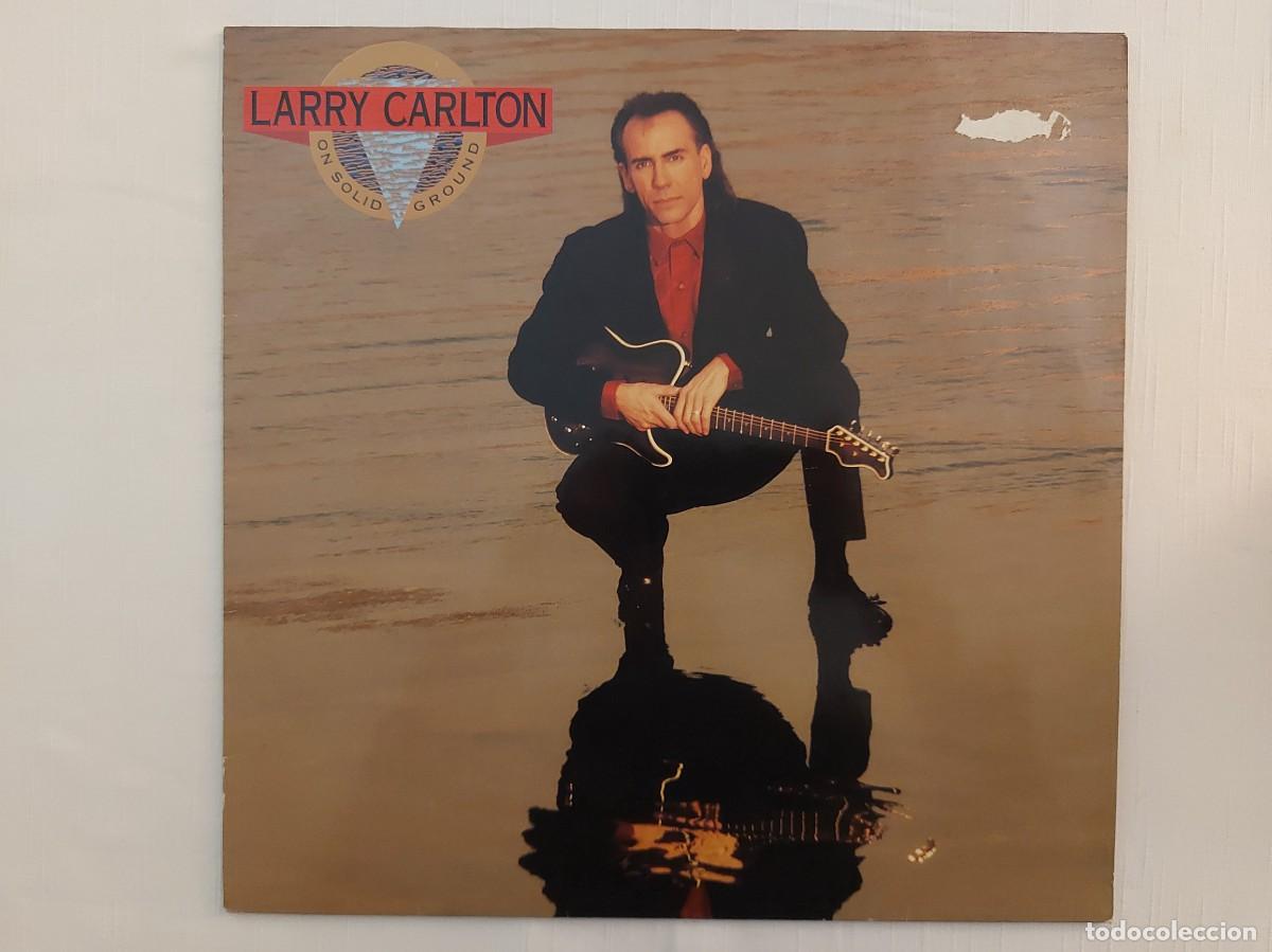 Discos de vinilo: LP Larry Carlton. On Solid Ground - Foto 1