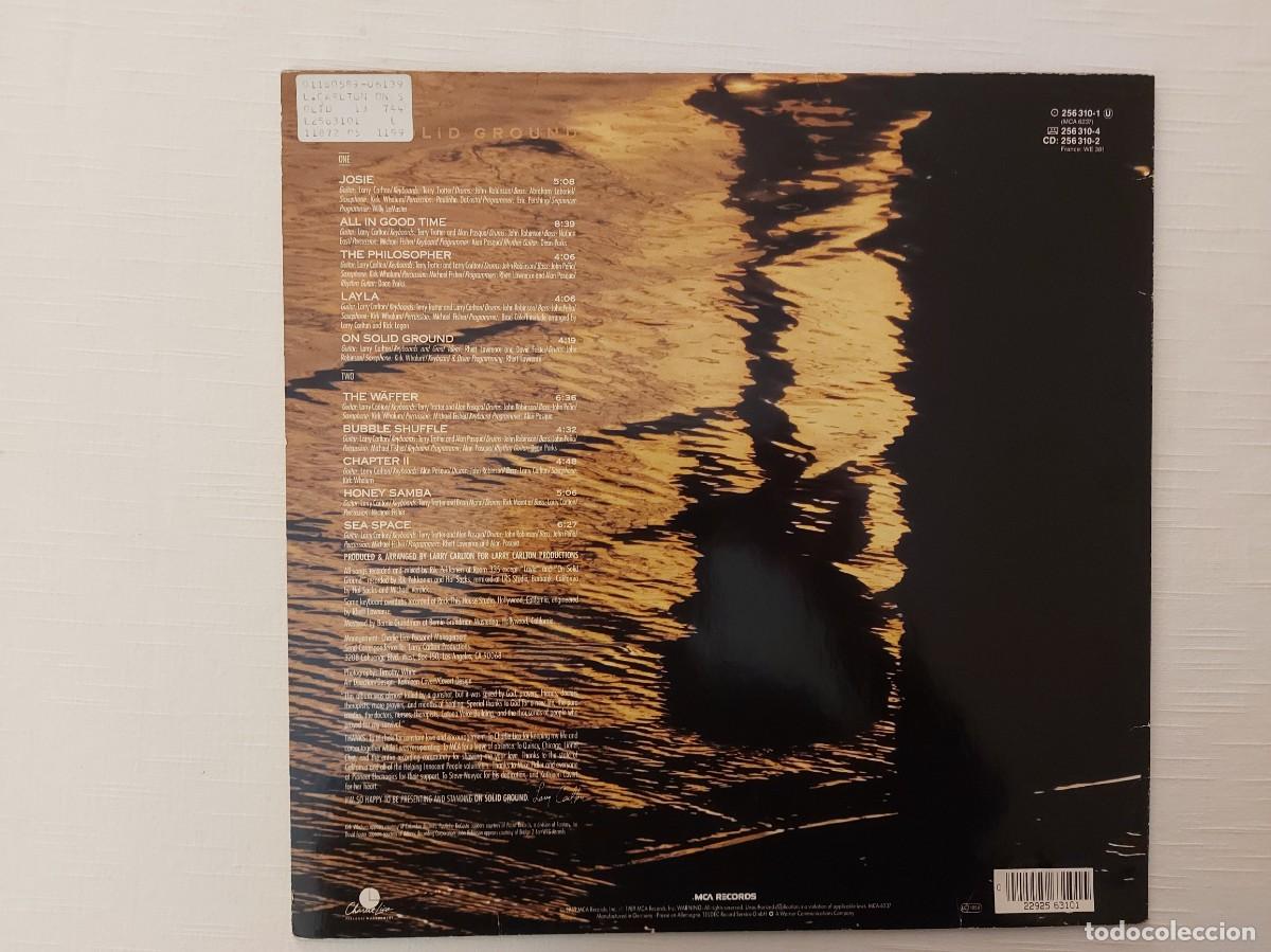 Discos de vinilo: LP Larry Carlton. On Solid Ground - Foto 2