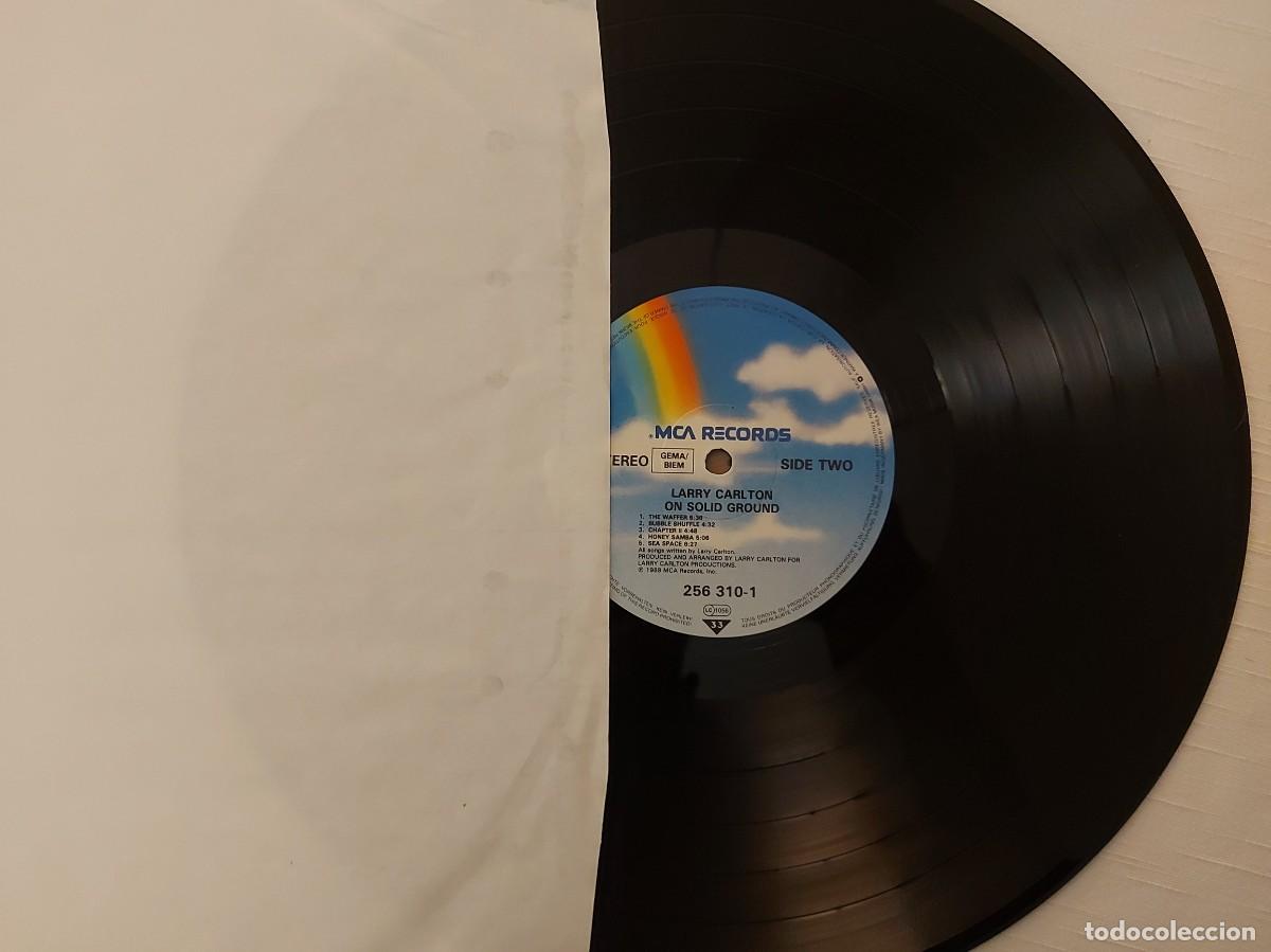 Discos de vinilo: LP Larry Carlton. On Solid Ground - Foto 3