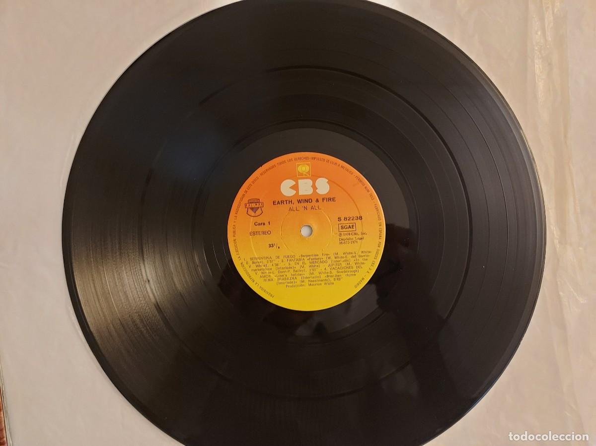 Discos de vinilo: LP Earth, Wind Fire. All N All - Foto 4