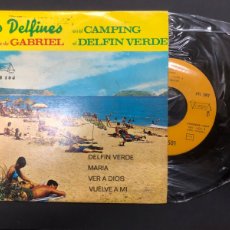Discos de vinilo: EP LOS DELFINES EN EL CAMPING EL DELFIN VERDE FIRMADO POR EL CONJUNTO DISCO NUEVO
