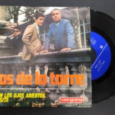 Discos de vinilo: SINGLE GRUPO LOS DE LA TORRE /CON LO OJOS ABIERTOS/ROSITA/BUEN ESTADO / FIRMADO POR EL GRUPO