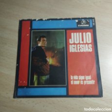 Discos de vinilo: SINGLE 7” JULIO IGLESIAS 1968. LA VIDA SIGUE IGUAL + EL AMOR ES PRESENTIR