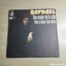 Discos de vinilo: SINGLE 7” RAPHAEL. 1975 UNA MUJER DE LA VIDA + VAN A NACER DOS NIÑOS.