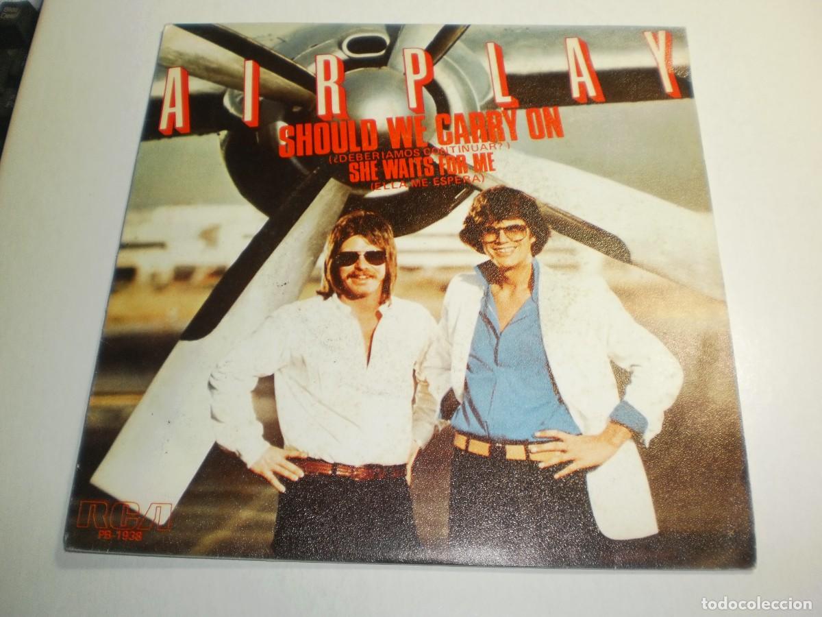 Disques de vinyle: single promo airplay. should we carry on. she waits for me. rca 1980 spain (seminuevo)