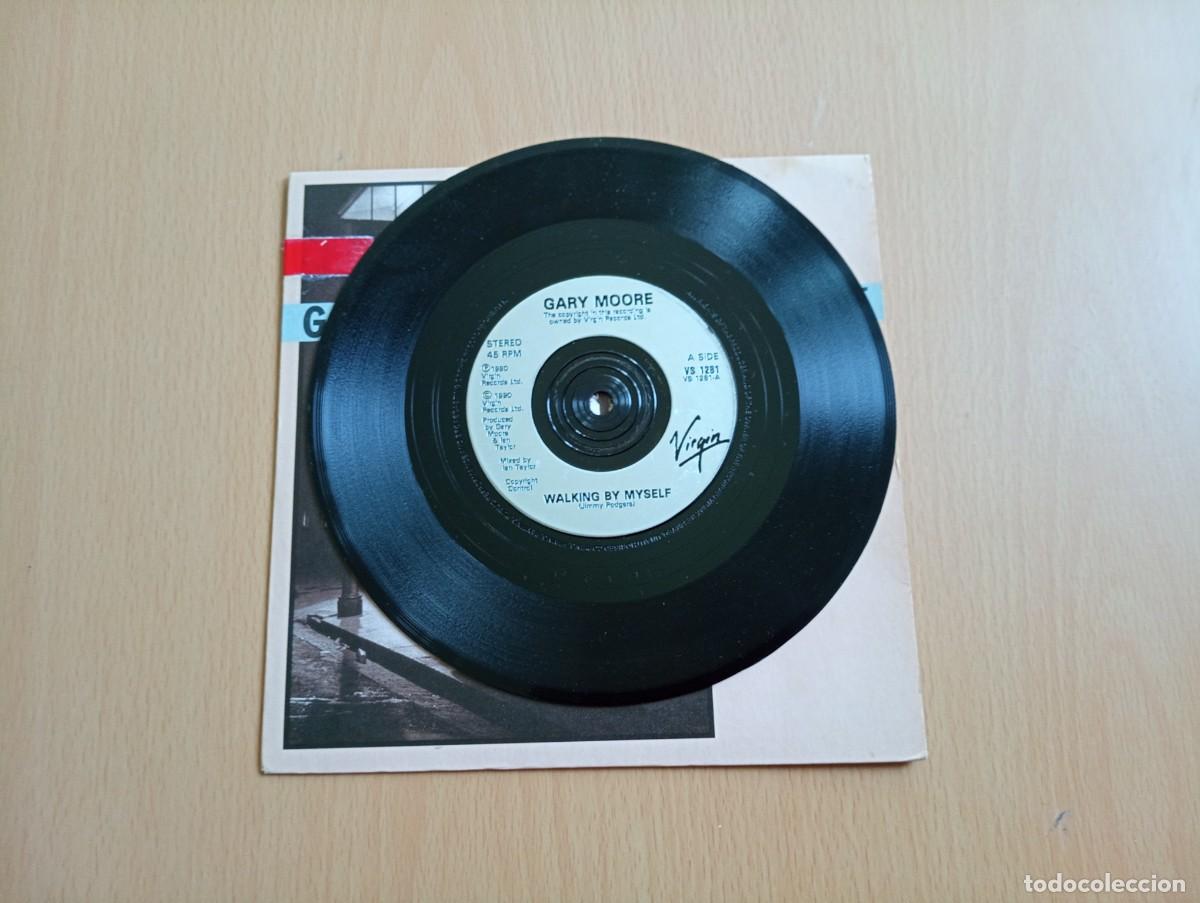 Discos de vinilo: GARY MOORE - WALKING BY MYSELF SINGLE 1990 EDICION INGLESA - Foto 2