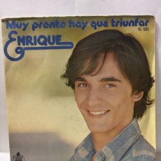 Discos de vinilo: SINGLE - ENRIQUE - MUY PRONTO HAY QUE TRIUNFAR / ESTO ES AMOR- HISPAVOX - MADRID 1977