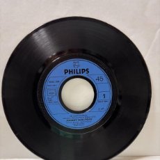 Discos de vinilo: SINGLE - JOHNNY HALLYDAY - LE CCEUR EN DEUX / IL NEIGE SUR NASHVILLE - PHILIPS - 1977 -SIN CARATULA