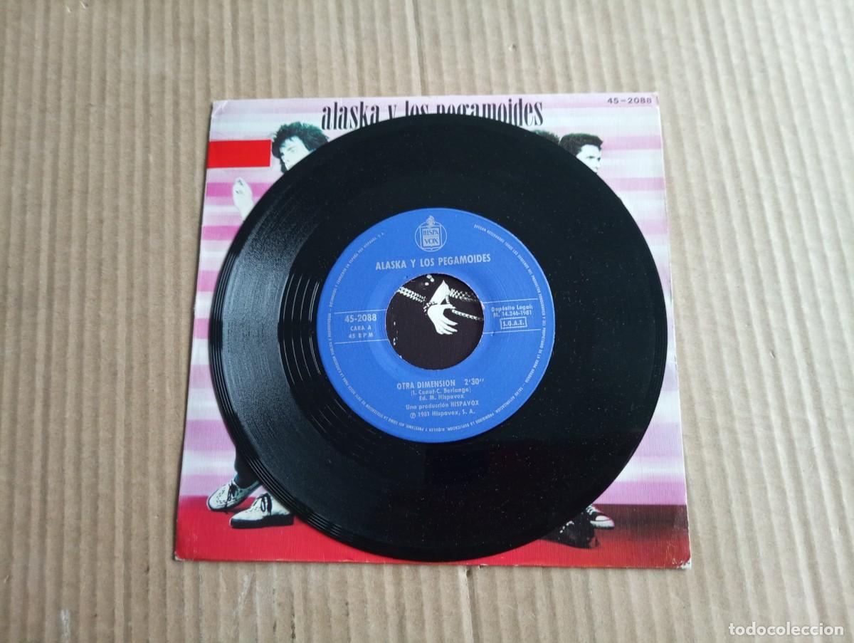 Discos de vinilo: ALASKA Y LOS PEGAMOIDES - OTRA DIMENSION SINGLE 1981 - Foto 2