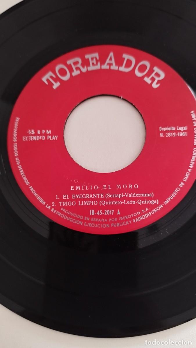Discos de vinilo: Emilio &rdquo;El Moro&rdquo; &ndash; El Emigrante.Single Vinilo 7&rdquo; - Foto 2