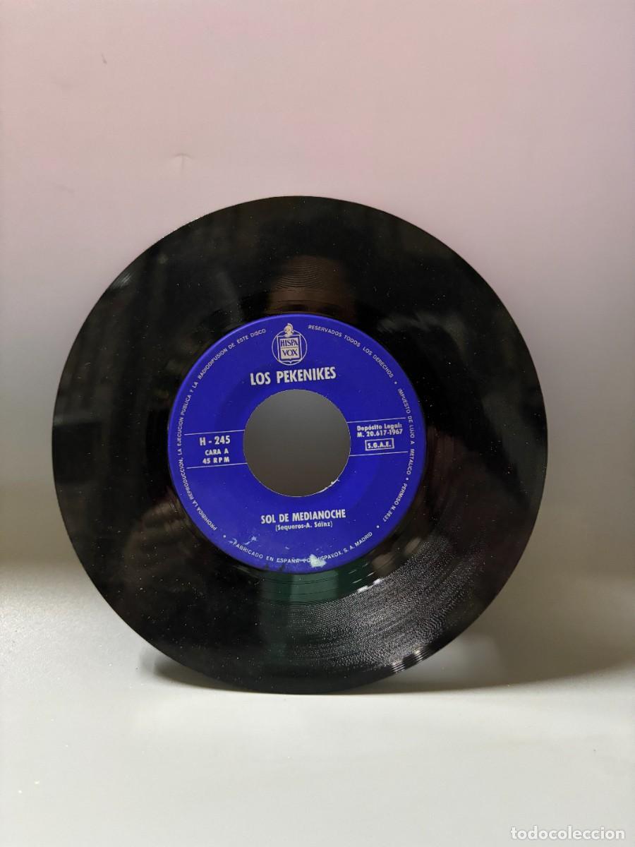 Discos de vinilo: SINGLE - LOS PEKENIKES - SOL DE MEDIANOCHE / CORELLI - HISPAVOX - AMDRID 1967 - Foto 2