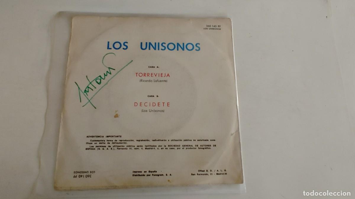 Discos de vinilo: LOS UNISONOS-SINGLE TORREVIEJA - Foto 2