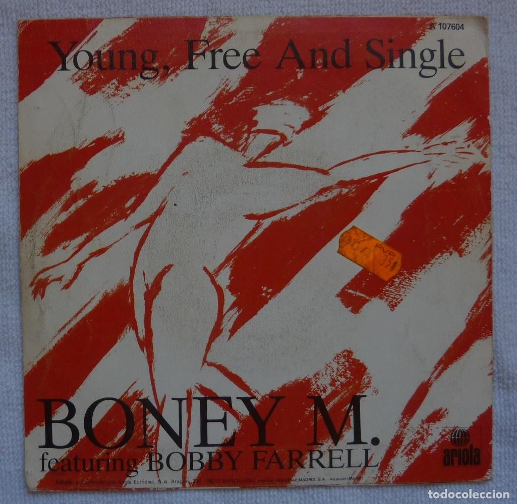 Discos de vinilo: BONEY M. // YOUNG, FREE AND SINGLE // 1985 // SINGLE - Foto 2