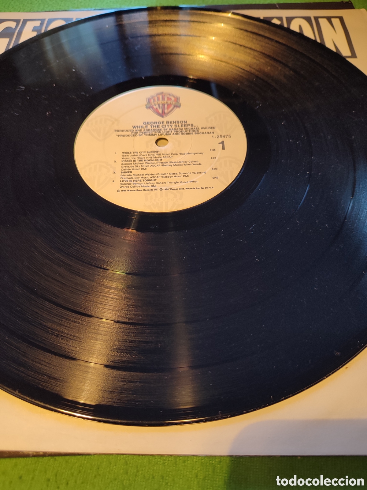 Discos de vinilo: George Benson - While the city sleeps... - Foto 3