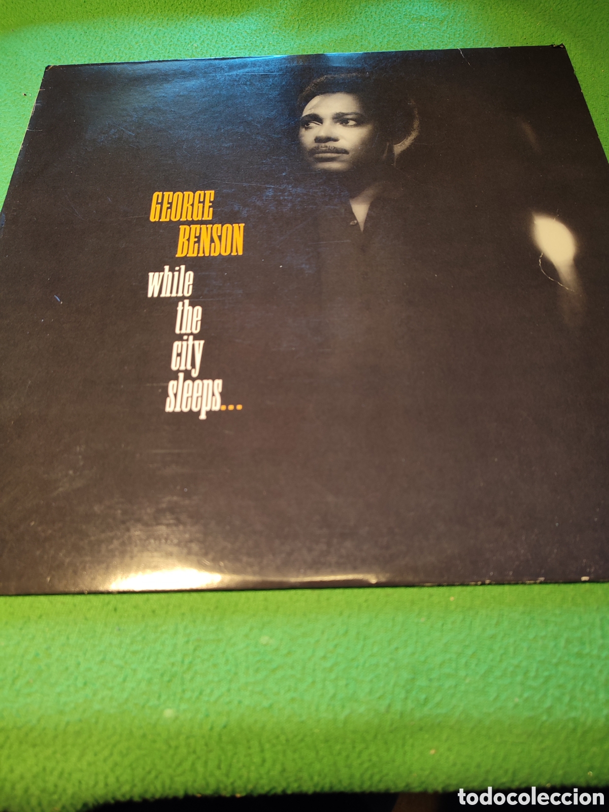 Discos de vinilo: George Benson - While the city sleeps... - Foto 1