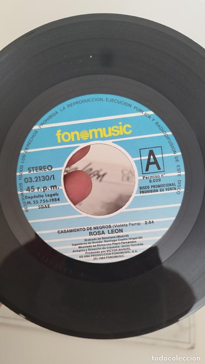 Discos de vinilo: Rosa Le&oacute;n , casamiento de negros.Single 7&rdquo; - Foto 2