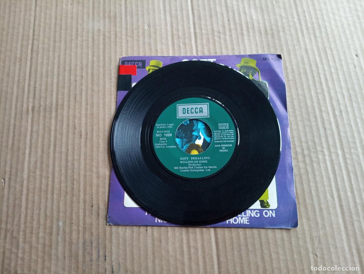 Discos de vinilo: SOFT PEDALLING - IT&acute;S SO NICE SINGLE 1970 EDICION ESPA&Ntilde;OLA - Foto 2