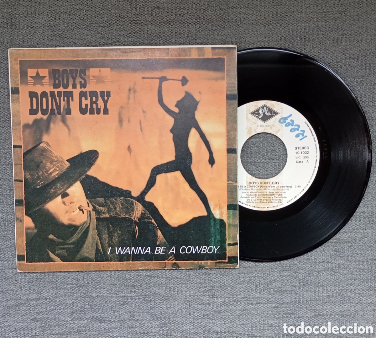 Disques de vinyle: Boys Don't Cry. I Wanna Be A Comboy/ Turn Over. Single 7&rdquo;, a&ntilde;o 1986.