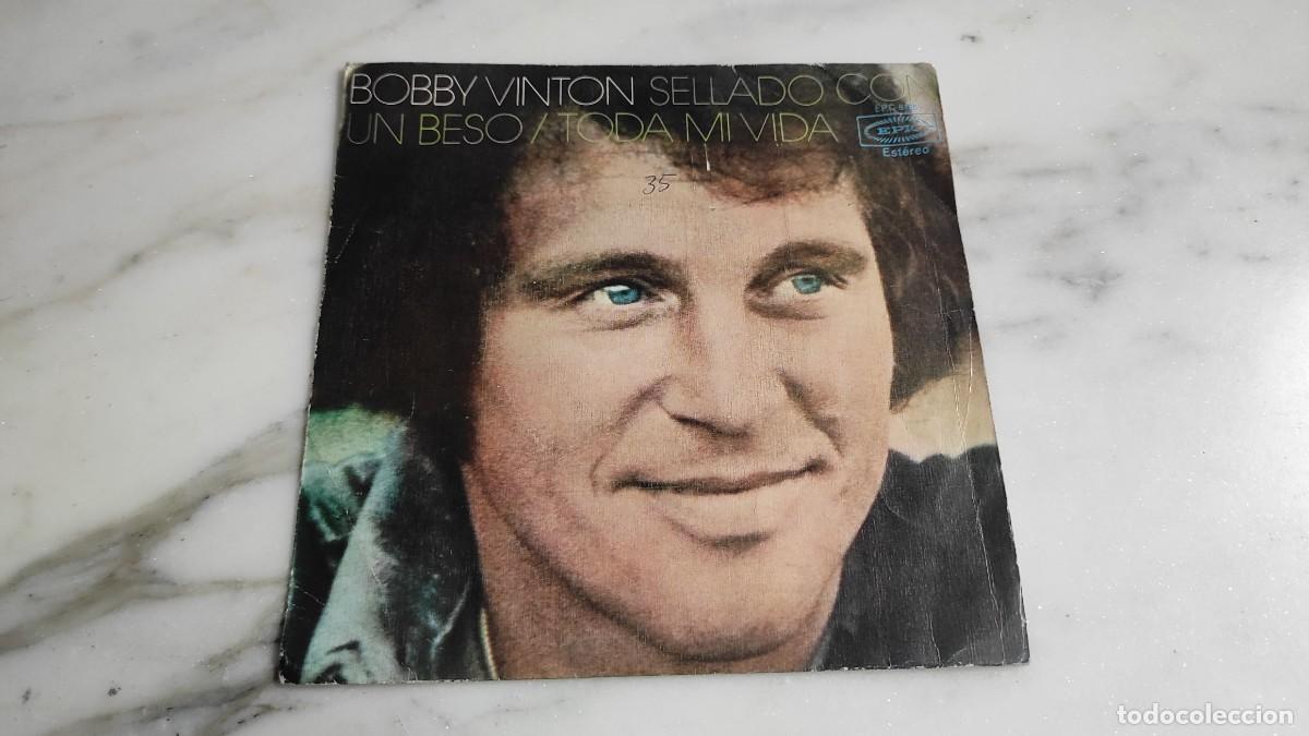 Discos de vinilo: SINGLE BOBBY VINTON - SELLADO CON UN BESO - Foto 1
