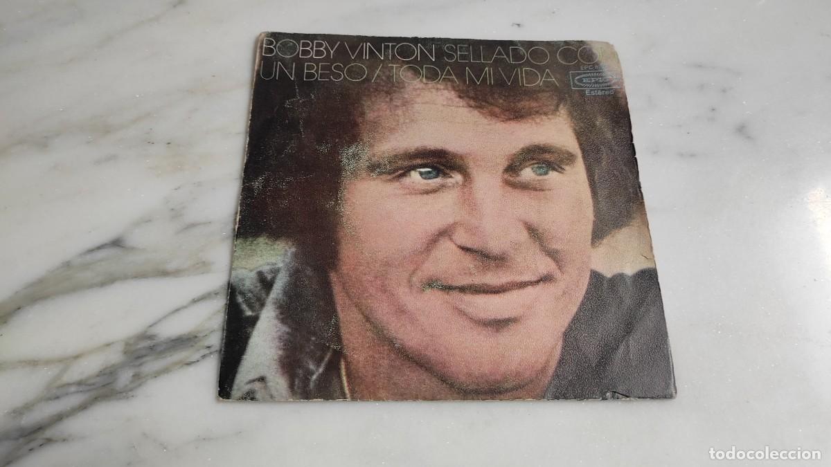 Discos de vinilo: SINGLE BOBBY VINTON - SELLADO CON UN BESO - Foto 1
