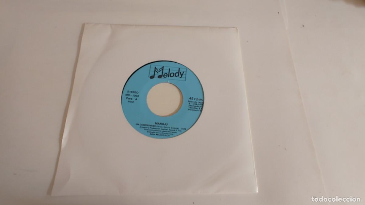 Discos de vinilo: MANOJU-SINGLE UN COMPROMISO-SIN FUNDA - Foto 2
