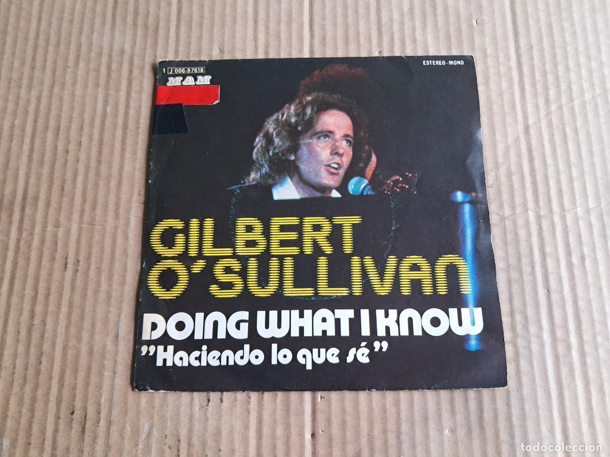 Discos de vinilo: GILBERT O&acute;SULLIVAN - DOING WHAT I KNOW SINGLE 1976 EDICION ESPA&Ntilde;OLA - Foto 1