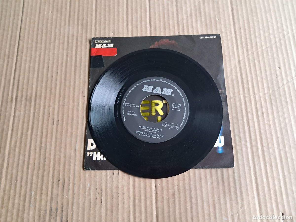 Discos de vinilo: GILBERT O&acute;SULLIVAN - DOING WHAT I KNOW SINGLE 1976 EDICION ESPA&Ntilde;OLA - Foto 2