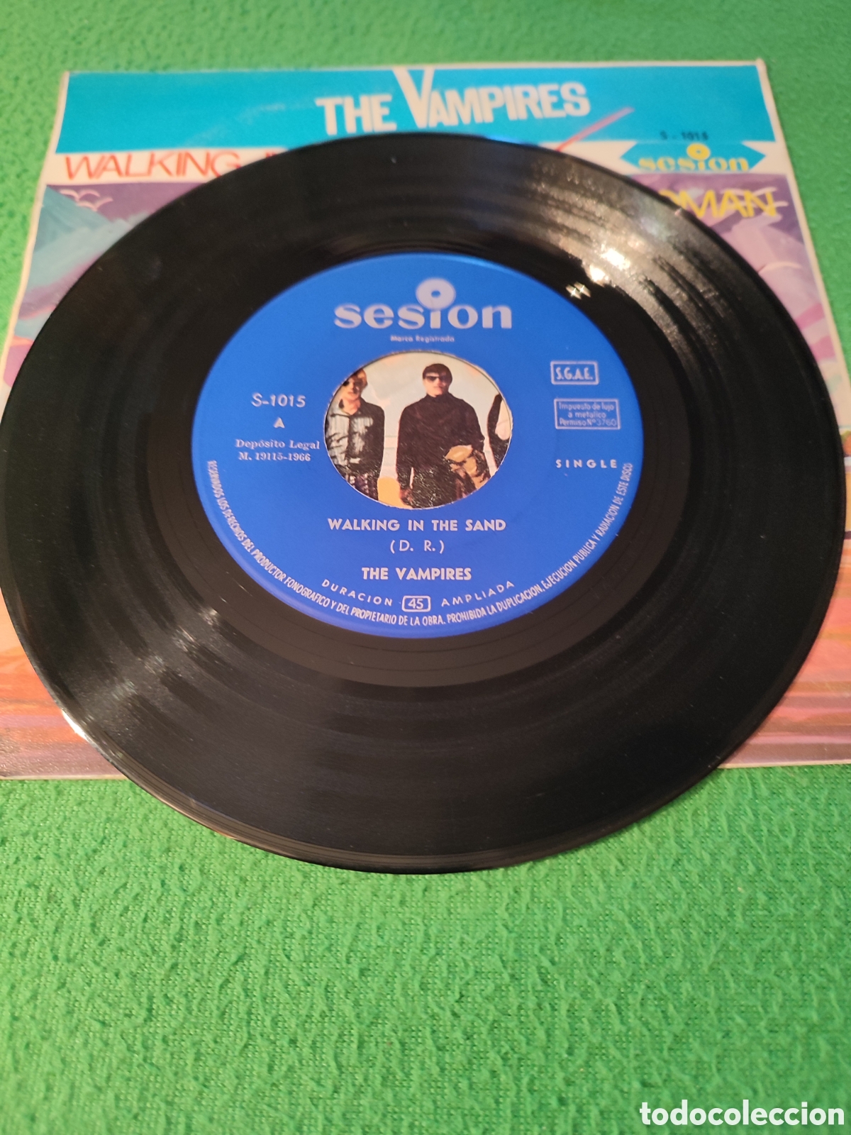 Discos de vinilo: The Vampires - Walking in the sand - Foto 2