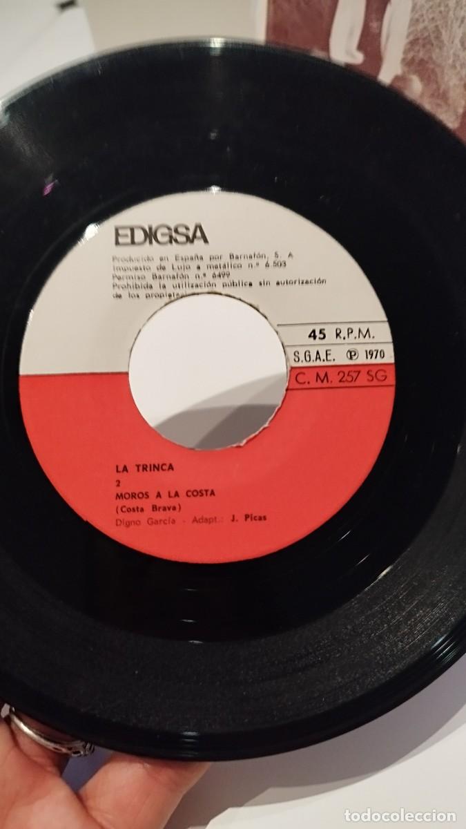 Discos de vinilo: La Trinca ,A collir pebrots,moros a la costa. Single - Foto 3