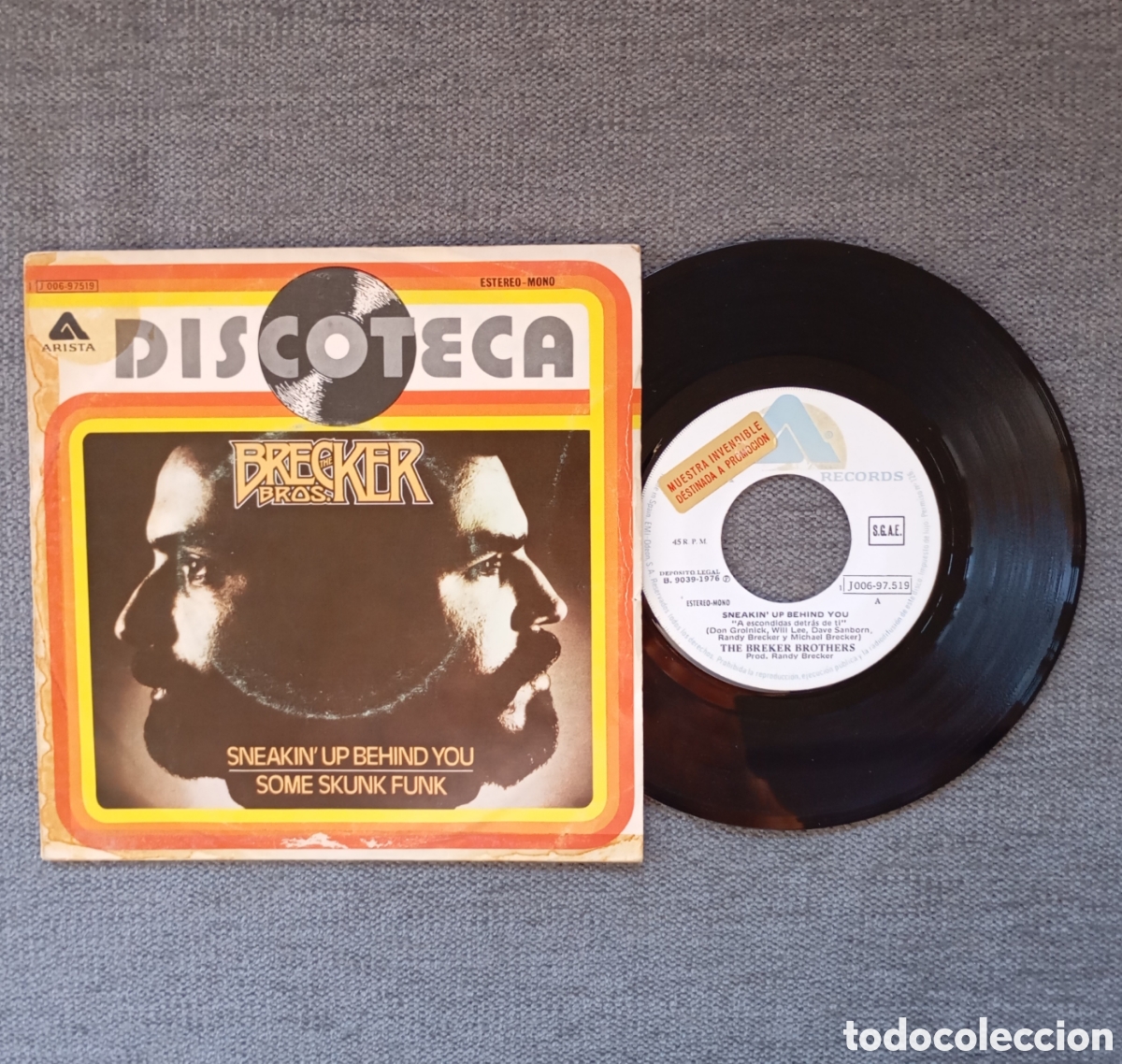 Dischi in vinile: The Breker Brothers. Sneakin' Up Behind You/ Some Skunk Funk. Single 7&rdquo;, a&ntilde;o 1976.