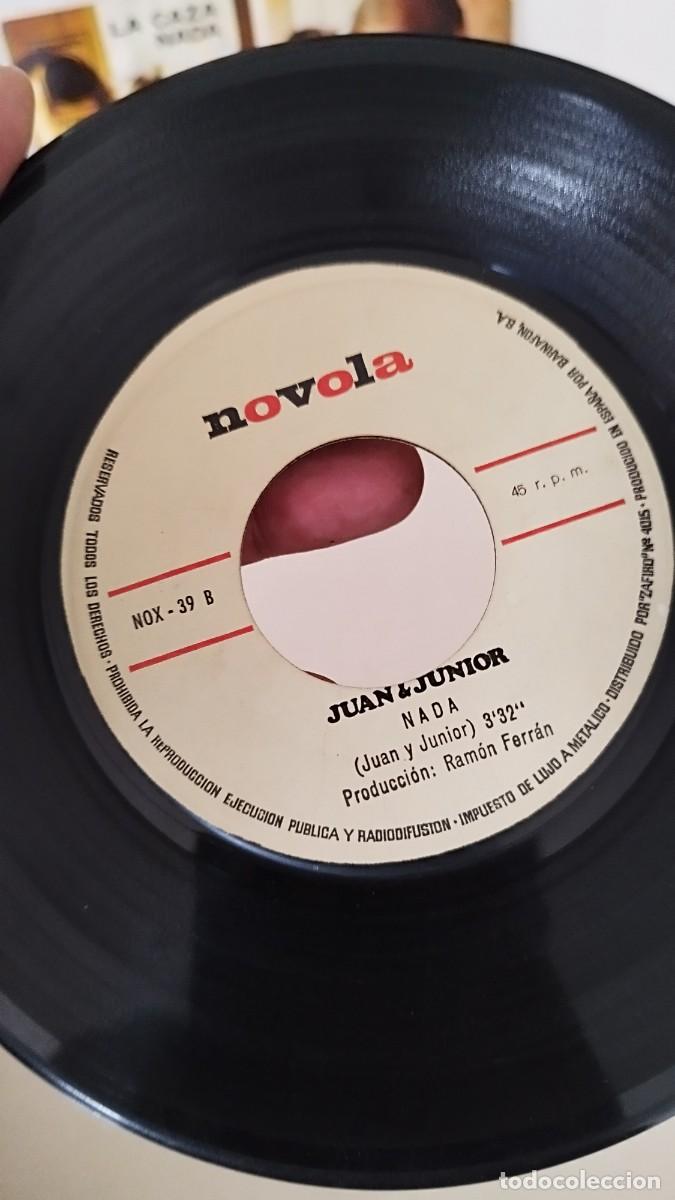Discos de vinilo: Juan & Junior &ndash; La Caza / Nada. Single - Foto 2