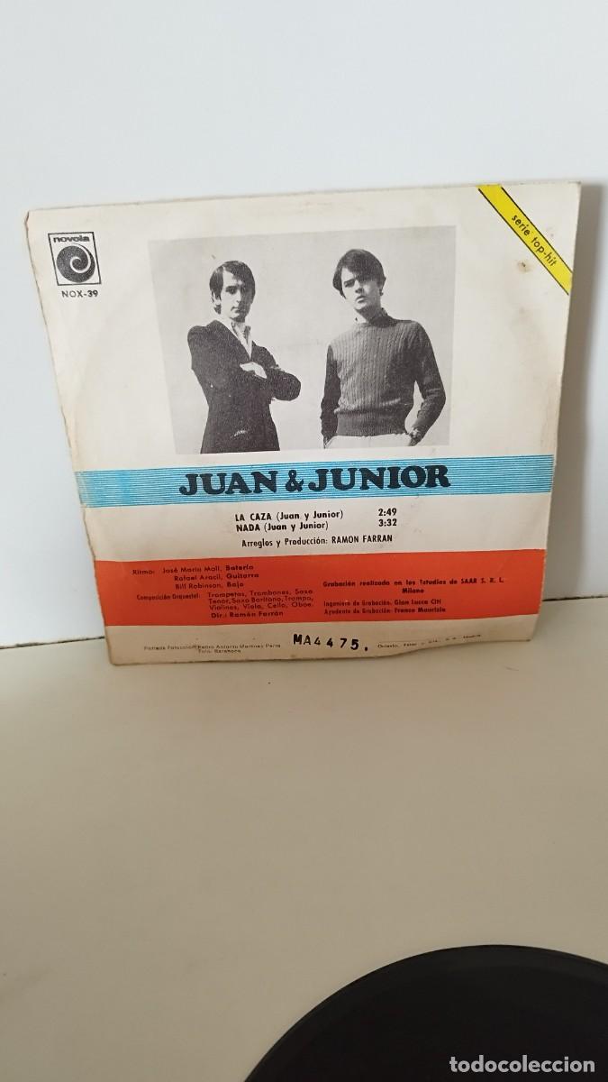 Discos de vinilo: Juan & Junior &ndash; La Caza / Nada. Single - Foto 3