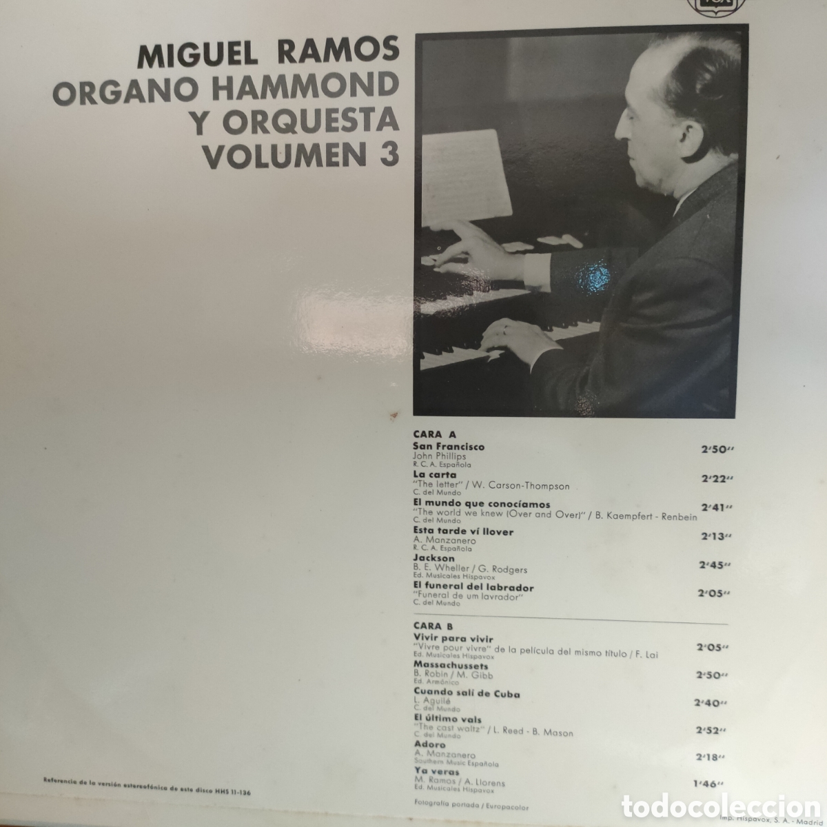 Miguel Ramos tocando el órgano, retratado en la contraportada de Órgano Hammond y Orquesta, Volumen 3 (1968)