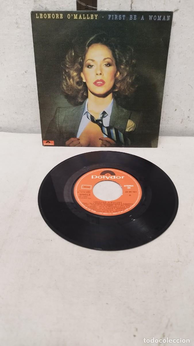 Discos de vinilo: Leonore OMalley &ndash; First... Be A Woman. Single 7&rdquo; - Foto 1