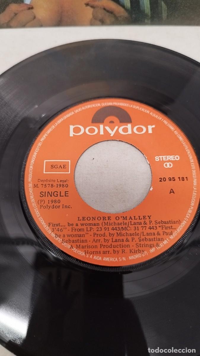 Discos de vinilo: Leonore OMalley &ndash; First... Be A Woman. Single 7&rdquo; - Foto 2