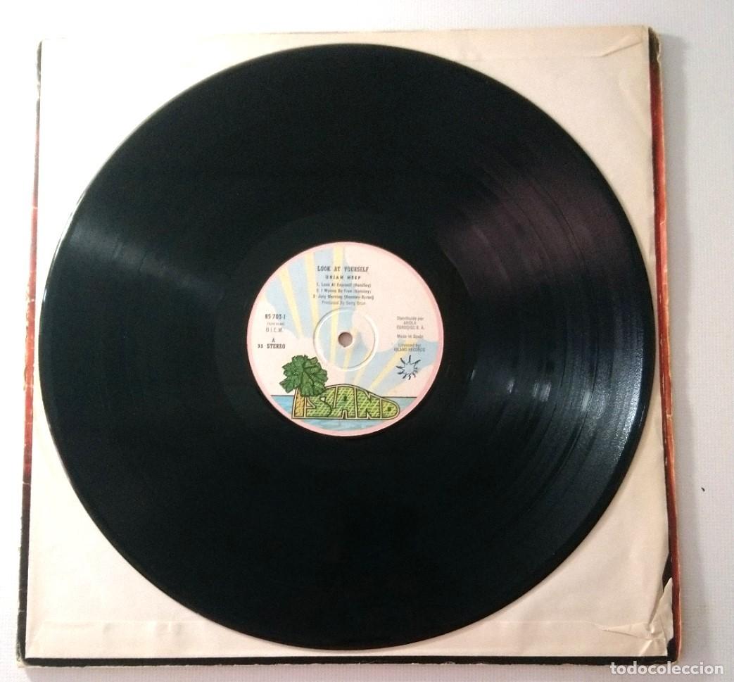 Discos de vinilo: LP . URIAH HEEP . LOOK AT YOURSELF - Foto 1