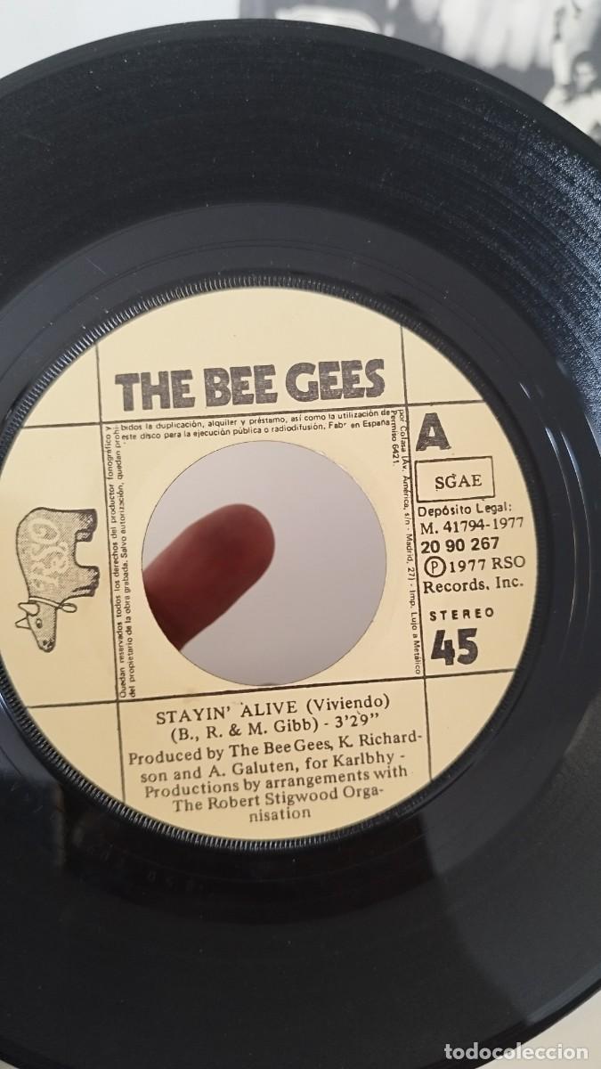 Discos de vinilo: The Bee Gees &ndash; Stayin Alive. Single 7&rdquo; - Foto 2