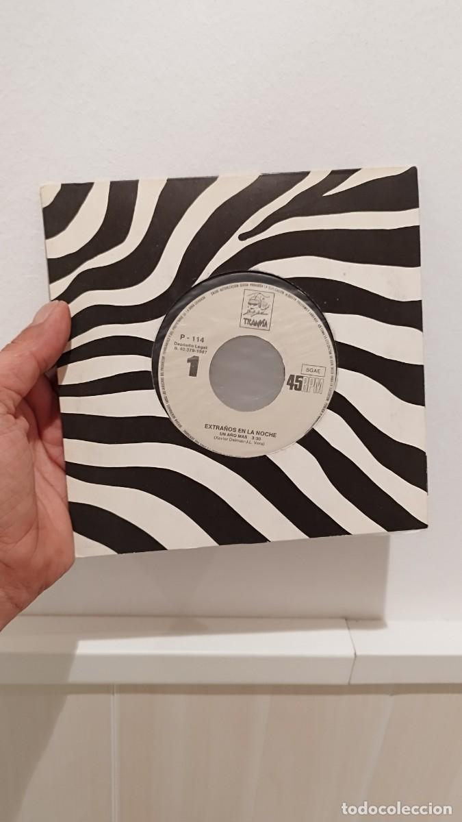 Discos de vinilo: Extra&ntilde;os En La Noche &ndash; Un A&ntilde;o Mas. Single 7&rdquo; - Foto 1