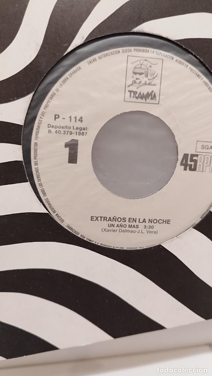 Discos de vinilo: Extra&ntilde;os En La Noche &ndash; Un A&ntilde;o Mas. Single 7&rdquo; - Foto 2