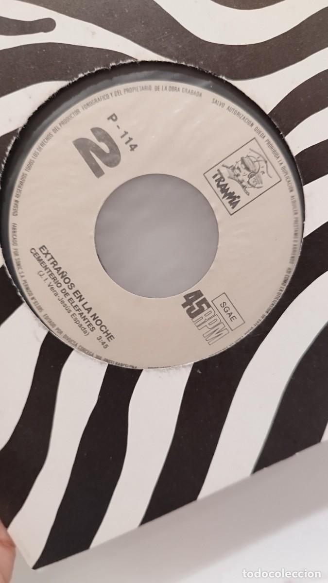 Discos de vinilo: Extra&ntilde;os En La Noche &ndash; Un A&ntilde;o Mas. Single 7&rdquo; - Foto 3