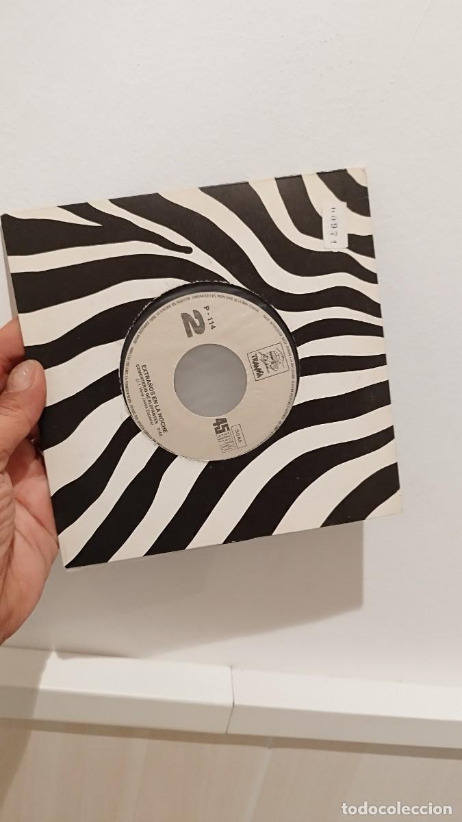 Discos de vinilo: Extra&ntilde;os En La Noche &ndash; Un A&ntilde;o Mas. Single 7&rdquo; - Foto 4