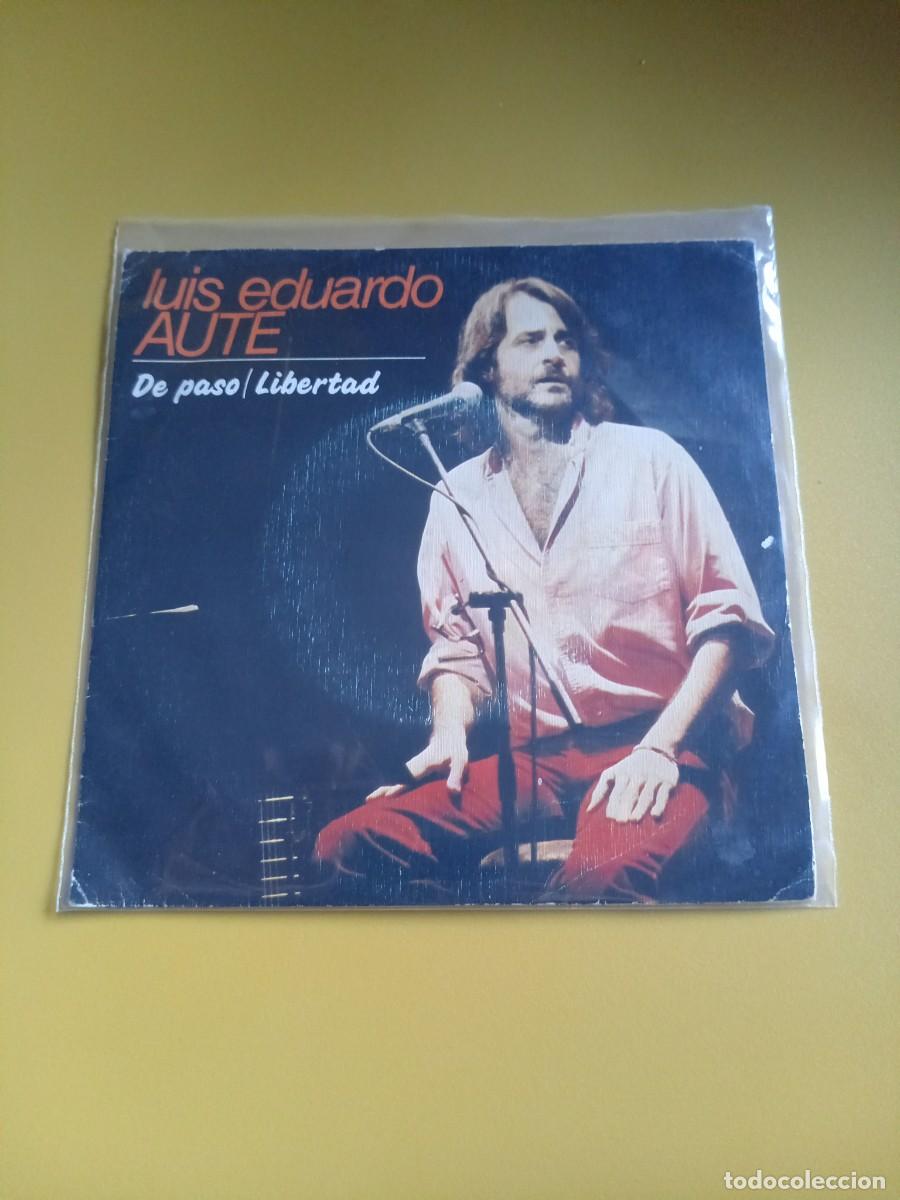 Discos de vinilo: Luis Eduardo Aute - De paso / Libertad 1983 - Foto 1